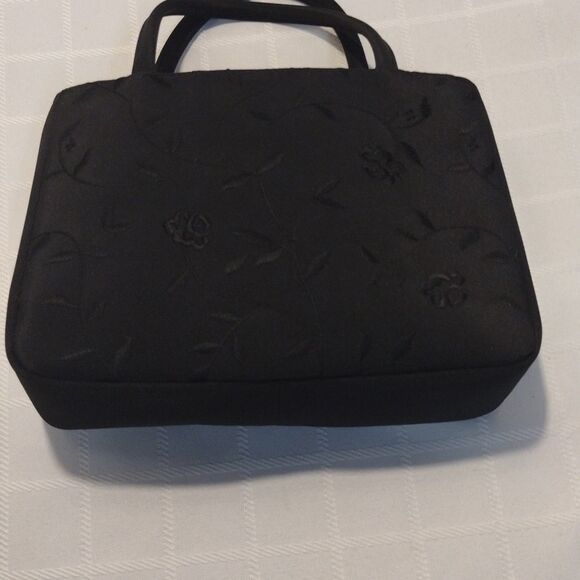 CONSIGNMENT! NWOT Amanda Smith Black Flower Patterned Cross Body Bag! - Picture 2 of 15